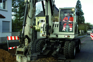  1 Terex-Kurzheckbagger TW110 mit der Terex WS30 – die lärmgedämmte Fräse arbeitet nahezu vibrations-frei                                                                                                                                                                                                                                          Fotos: Terex 