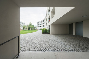  Der Gartenhof ist über Durchgänge mit der Weltkulturerbe-Siedlung Schillerpark und den umliegenden Grünanlagen vernetzt und bildet mit seiner großen Wiesenfläche und den Obstbäumen ein „grünes Zimmer“ für Gemeinschaft und Erholung. 