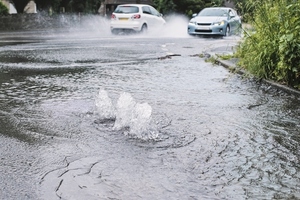  Konventionelle Bauweise einer Wasser undurchlässig ausgeführten Verkehrsfläche. Überflutung bei Starkregen durch Rückstau in der Kanalisation. 