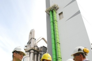  Vier im Gespräch (v. l.):Ulrich Aumüller, Geschäftsführer Lafarge Zement, Volker Horschig, Redaktion baumarkt+bauwirtschaft, Jutta Bringazi Kommunikation und Marketing Lafarge Zement und Werksleiter Wössingen Dipl.-Ing. Lutz Weber 
