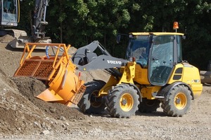  Mischschaufeln von Fliegl nehmen Material selbsttätig auf, mischen während der Radladerfahrt Beton, Mörtel, Estrich und sogar erdfeuchte oder großkörnige raue Mischgüter und verarbeiten Kies, Sand, Split, Zement und ErdeFotos: Fliegl 