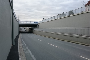  Teilbereich der Unterführung nach der Instandsetzung. Die Stützwände haben eine Länge von bis zu 395 m. Neben der rechten Stützwand verläuft die Rampe für den Fußgänger- und Radweg. 