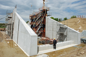  Durchlass: Das 42 m lange Durchlassbauwerk liegt inmitten des Damms, 9,75 m hoch und 12,55 m breit 