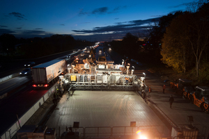  Rund um die Uhr wurde auf der A5 bei Karlsruhe-Durlach der Beton zweilagig insgesamt 27 cm dick eingebaut. Hier konnte der Wirtgen SP 1500 mit seiner Flexibilität punkten, die den notwendigen Umbau des Betonfertigers nach 1 km in kürzester Zeit ermöglichte. 