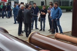  Eine Studentengruppe lässt sich die Steinzeug-Exponate auf dem Messestand der Steinzeug-Keramo GmbH erklären.  