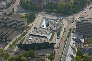  Die Installation einer Solarstromanlage auf dem Dach des WKZ in Darmstadt stellte hohe Anforderungen an die Flachdachdämmung. Mit Ytong Multipor Mineraldämmplatten kam ein nicht brennbarer Dämmstoff zum Einsatz, der über die geforderte hohe Druckfestigkeit und dauerhafte Formstabilität verfügte 