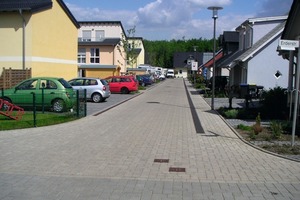  1 Oberflächennahe Entwässerung vor einem Einfamilienhaus in Hürth-Berrenrath. Der im Rhein-Erft-Kreis gelegene Ortsteil wurde bis 1959 auf den ehemaligen Tagebau Aldenrather Feld umgesiedelt, um dem Tagebau Berrenrath Platz zu machen 