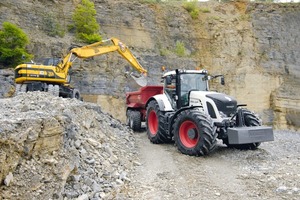  18,1 t wiegender Mobilbagger JCB JS175W TAB (TAB steht für Verstellausleger) mit 1,2 m³ Löffelinhalt, hier beim Beladen eines Fendt-Schleppergespannes 