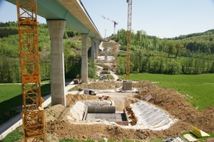  Wegen des Ausbaus der A98 wurde eine zweite Brücke – parallel zur bestehenden und baulich mit ihr identisch – über den Dultenaugraben nötig 