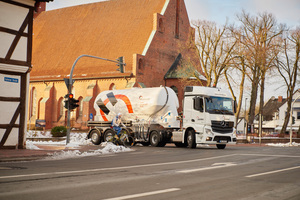  Oft verkennen Radfahrer die Gefahr, die von abbiegenden Lkw ausgeht. In solchen Situationen kann der Active Brake Assist 4 Leben retten.  