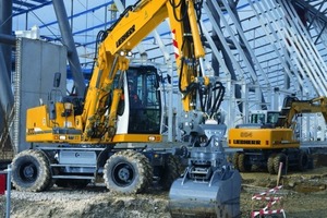  Unterwagen und Fahrantrieb wurden beim 16,7 bis 19,4 t wiegenden A 900 C Litronic von Liebherr als Einheit konstruiert, um größere Bodenfreiheit zu erzielen 