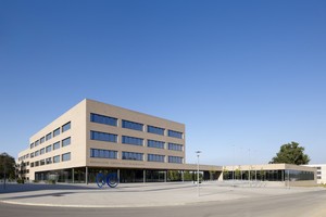  Stilgebend für die Fassade sind die sandfarbigen Klinkersteine, die konsequent am Baukörper verbaut wurden.  