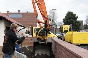  v.o.n.u.:  Zentimetergenau mit Einweiser: Auch ohne direkten Zugang zur Einbaustelle verfüllt der Hitachi ZX85US-3 mit 0,5-m³-Tieflöffel am engcon-Tiltrotator Mutterboden schnell und sauberSchnellwechsel-Adapter für das bei Geibig gebräuchliche Lehnhoff-SystemBesser Laden auf einen Dreh: geliefertes Material lässt sich schnell und sauber aus dem Abrollkipper entnehmenFotos: Kiesel 