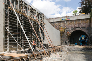  Für das Betonieren der Wände in den Trogbereichen und den Bereichen mit offener Bauweise wurden die Noetop Großflächen-Schaltafeln eingesetzt. 