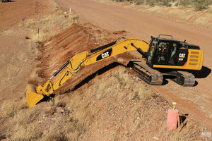  Der Cat 323F L ist mit integrierter 2D-Maschinensteuerung und erstmals mit halbautomatischer Planiersteuerung Grade with Assist verfügbar. 