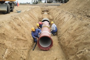  5 Einzug der Abwasserdruckleitung DN 700 in das StahlschutzrohrFotos: Saint-Gobain Building Distribution Deutschland GmbH 