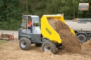  Der 10 t ladende, knickgelenkte 10001+ von Wacker Neuson erreicht bis zu 27 km/h Geschwindigkeit und ist optional mit ROPS/FOPS-Sicherheitskabine erhältlich.Foto: Wacker Neuson 