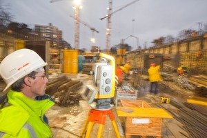  Experten aus allen Bereichen agieren auf der Großbaustelle München-Pasing. Hier: Vermesser. Nur durch permanente Kommunikation kann der Projekterfolg sichergestellt werden 