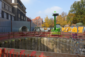  Die Startgrube an der Rothenbaumchaussee: Mit Rücksicht auf den U-Bahnbetrieb mussten die Vortriebsarbeiten für den neuen Düker in nächtlichen 3-Stunden-Schichten vonstatten gehen. 