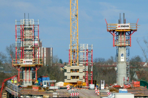  Das Aufhängen der Fahrbahnplatte erfolgt über schräge Kabel auf 40 m hohen monolithischen Pylonen, in zwei Takten per Klettervorgang fertiggestellt. Das Schalungskonzept stützt sich auf die Wandschalung Mammut mit einer Frischbetondruckaufnahme von 97kN/m². 