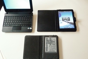  Größenvergleich, oben links: Netbook, oben rechts: E-Book-Reader „Genesis“ und unten das Kindle 3 G 