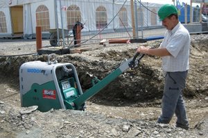  Bau des neuen Biomasse-Heizkraftwerk im Industriepark Wittgenstein. Polier Werner Schlap setzt auf den in Hausfarbe lackierten Bodenverdichter CR 8 MSM von Weber MT                                                                                  Foto: Weber MT 