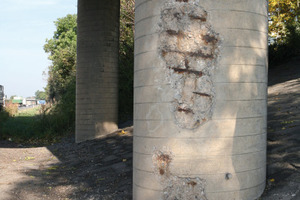  Durch Streusalz beschädigter Brückenpfeiler 