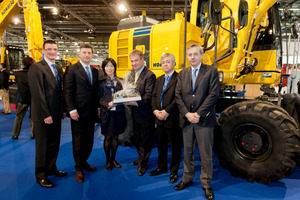  v. l.: Marco Maschke (Komatsu Europe), Göksel Güner (Geschäftsführer Komatsu Hanomag), Keiko Fujiwara (CEO Komatsu Europe CEO), Klaus Papenburg (Geschäftsführer GP Günter Papenburg AG), Nobuhisa Kamikawa (Vice President Komatsu Europe), Armando DiPace (Komatsu Europe 