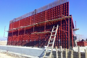  2 Einer der Vorteile der Raster-Schalung (modular formwork) ist, dass sie auch kranlos als Handschalung (manual portable formwork) eingesetzt werden kann 