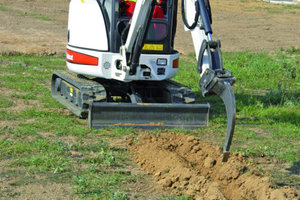  2 Auch kompakte Bagger brauchen sich im Winter nicht vor hartgefrorenen Böden zu scheuen, denn Hersteller wie Bobcat bieten für Minibagger-Schnellwechsler Reißzähne.Foto: Bobcat 