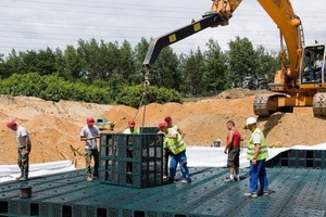  Der Speicherraum der Rigole wird aus vielen Kunststoffblöcken gebaut, die auch in großen Tiefen dreidimensional zu beliebig großen Anlagen kombiniert werden können. Ein einzelner Rigofill-inspect-Block hat ein Hohlraumvolumen von 95 % und nimmt problemlos 400 l Wasser aufFotos: Fränkische 