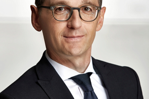  Heiko Josef Maas, Bundesminister für Justiz und Verbraucherschutz
Im Gegensatz zum besonnenen Macher Dobrindt äußert sich Heiko Maas schnell, oft und emotional vor den Mikrofonen – zu schnell, zu oft und zu emotional für einen Justizminister, wie viele Kritiker finden. Da, wo es die Bauindustrie betrifft, scheint sein Handeln nicht sehr von Sachverstand geprägt: Die aktuell geplante Neufassung des BGB-Paragraphen 650b ist so formuliert, dass Bauunternehmen zukünftig große Nachteile zu erwarten haben. 
Note 5 