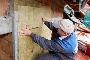  v.l.n.r.:Die robusten „Kernrock“ Platten lassen sich einfach auf die Befestigungs-anker schieben. Klemmscheiben fixieren die Dämmplatten.Die formstabilen „Kernrock“ Platten lassen sich exakt zuschneiden und ...... auch an schwer zugänglichen Stellen optimal verarbeiten.Durchgehend hydrophobiert ist die Rockwool Dämmplatte „Kernrock“vollkommen wasserabweisend – auch unkaschiert. Weder Regenwassernoch Nebelnässe können in den Dämmstoffquerschnitt eintreten 