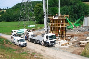  B 303 Steinbachtal-Brücke bei Beikheim: Zum Einsatz kam die Noe Trägerschalung, die sich durch ein geringes Gewicht und großflächige Elementabmessungen auszeichnet und entsprechend schnell und kostengünstig umgesetzt werden kann Foto: Noe 