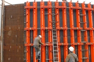  Die Schließschalung wird außen angesetzt. Die obersten Spannstellen werden überspannt. Schnell sind die Segmente miteinander verbunden 