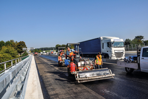  Im Zuge der Seitenstreifenfreigabe auf der A9 zwischen AD Holledau und der AS Allershausen werden mögliche Schwachstellen in der Tragschicht bereits im Vorfeld armiert, um die Dauerhaftigkeit der Binder- und Deckschicht zu erhöhen. 