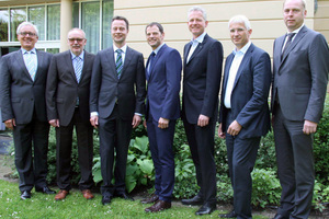  Auf der diesjährigen Jahrestagung der Kalksandsteinindustrie in Potsdam wurden zum Vorstand des Bundesverbandes Kalksandsteinindustrie e.V. gewählt: Dr. Hans Georg Leuck, Paul Bertmaring, Bernhard Göcking, Jochen Bayer, Dr. Hannes Zapf, Markus Blum, Ulrich Melzer. (v.l.n.r.) Nicht auf dem Foto: Frederic A. Dörlitz 