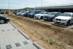  Lediglich bei Starkregen gelangt überschüssiger Niederschlag über ein Rigolensystem in ein offenes Rückhaltebecken und dann zum Erbach 