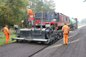  Meter für Meter fräst der Wirtgen Kaltrecycler WR 4200 zunächst den Fahrbahnaufbau, um ihn in einem Arbeitsgang aufzubereiten. Das Ergebnis ist eine perfekt sanierte Straße 