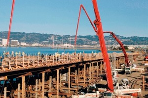  Putzmeister Großmastpumpen auf Brücken-Großbaustelle: Bei beengten Platzverhältnissen hätten beide Maschinen in OSS-Position einseitig schmal abgestützt werden können. Damit hätte sich die Abstützbreite beim M 70-5 (vorn im Bild) um ca. 4,5 m und beim M 63-5 (im Hintergrund um rund 3,5 m verringert 