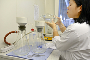  Im IKT-Labor: Unterdruck-Filtration von künstlich verschmutztem Wasser für die Prüfung von dezentralen Niederschlagswasser-Behandlungsanlagen 