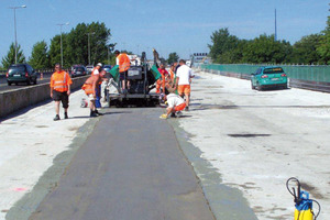  Einbau des M3-Mörtels mit Einbaufertiger auf der BAB 100 