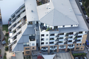  Gebäude mit verzinkten Dach- und Fassadenflächen im Zentrum Hamburgs. Kläranlage, Klärschlamm bzw. die Oberflächengewässer wie Alster und Elbe erhalten davon feine Abschwemmungen über Jahr und Tag 