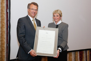  Gudrun Lohr-Kapfer dankte dem neuen rbv-Ehrenpräsidenten Klaus Küsel für die herausragende Leistung, mit der er den Verband mehr als zehn Jahre erfolgreich geführt und fit für die Zukunft gemacht hat 