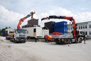  Zwei Profis im perfektem Zusammenspiel beim Setzen von Materialcontainern. Hier zeigen sich ganz deutlich die Vorteile von Knickarmkranen 