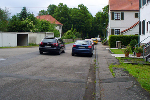  v.l.n.r.: Die Rasselsteiner Kolonie vor der Sanierung: Besonders die Gehwege sind in einem schlechten ZustandNach der Sanierung der Gehwege: Das Wohnumfeld wird deutlich aufgewertetDas Jasto Rustikal-Pflaster wird in ungebundener Bauweise auf einer Bettungsschicht aus Basaltsand verlegt 