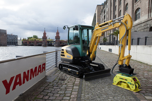  Bild 1 und Bild 2: Yanmar Construction Equipment Europe präsentierte am 15. April 2014 in Berlin seinen neuen 2,6-t-Minibagger SV26 
