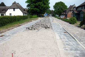  Die Sanierungsmaßnahmen der zwei Kilometer langen Chausseestraße erfolgten in drei Bauabschnitten und dauerte von der Planung bis zur Abnahme rund 27 Monate. 