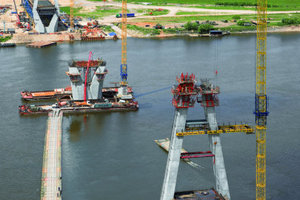  Die Schrägseilbrücke über die Oka mit zwei Mal 231 m Spannweite wird von drei Pylonen mit knapp 90 m Höhe getragen. Dafür bot Peri effiziente Kletterschalungssysteme und umfassenden Service                                                                Foto: Peri 