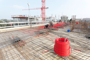  Der Neubau der BSU in Hamburg setzt im Rahmen seines Energiekonzepts auf Betonkerntemperierung im Zusammenspiel mit Geothermie 